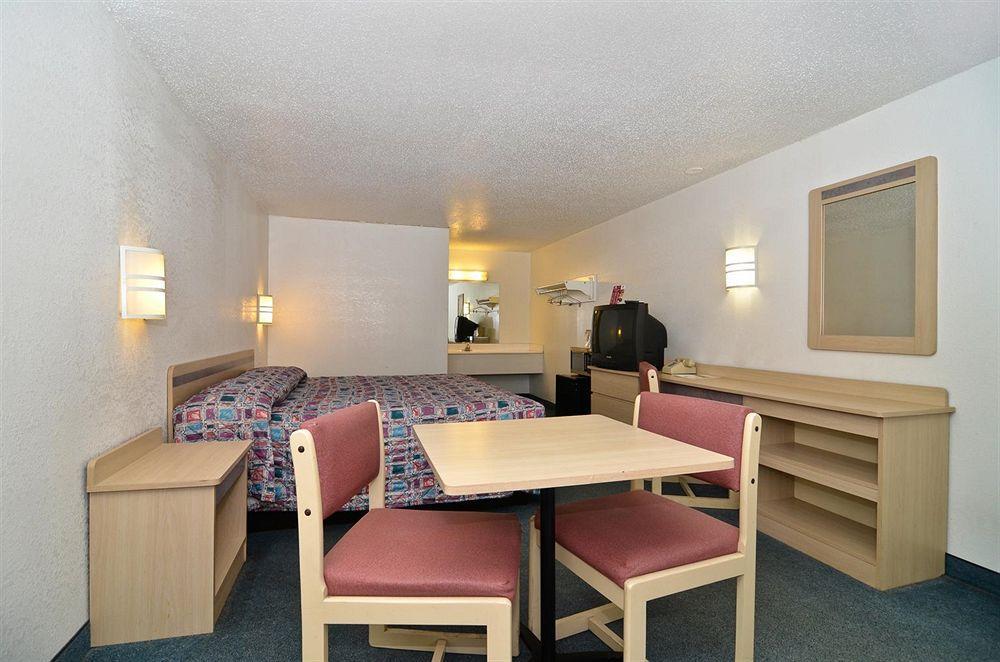 Mentor Home Inn And Suites Pokoj fotografie
